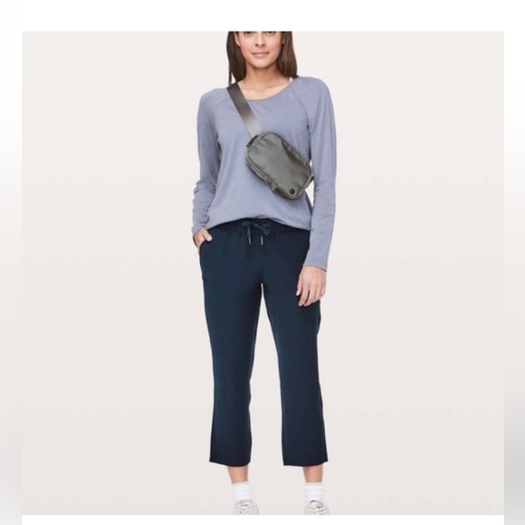 Lululemon On The Fly Crop *Woven 23" True Navy  - size 4 - Picture 5 of 10